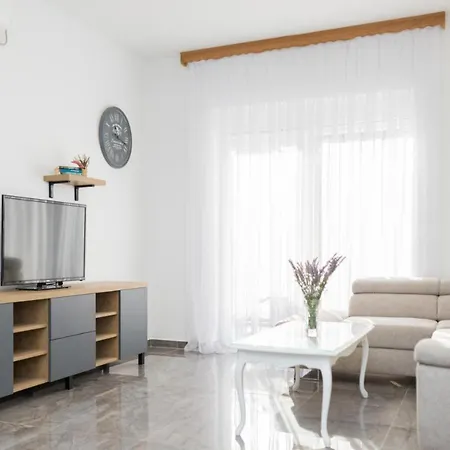 Mihael House Semesterbostad *