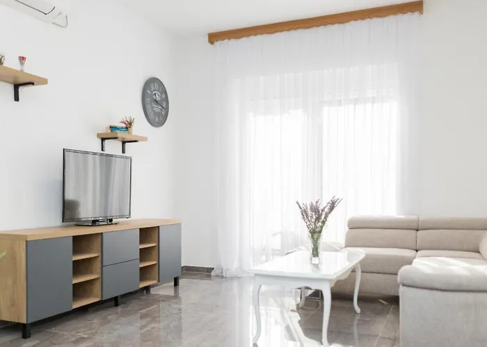 Mihael House Semesterbostad *