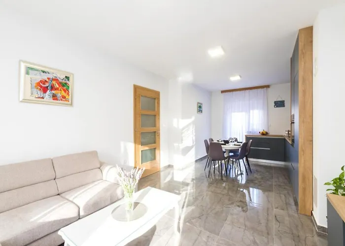 Mihael House Semesterbostad *