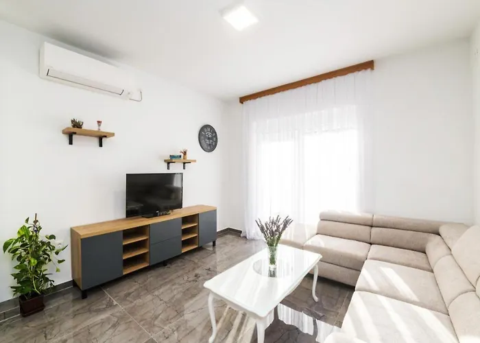 Mihael House Semesterbostad *